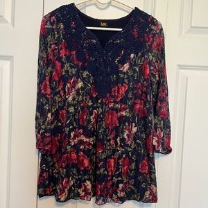 Lee floral lacey lined embroidered 3/4 sleeve Medium top